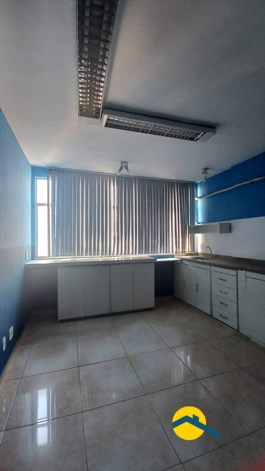 Sala comrcial vazia à venda no Centro - São Gonçalo - Rio de janeiro