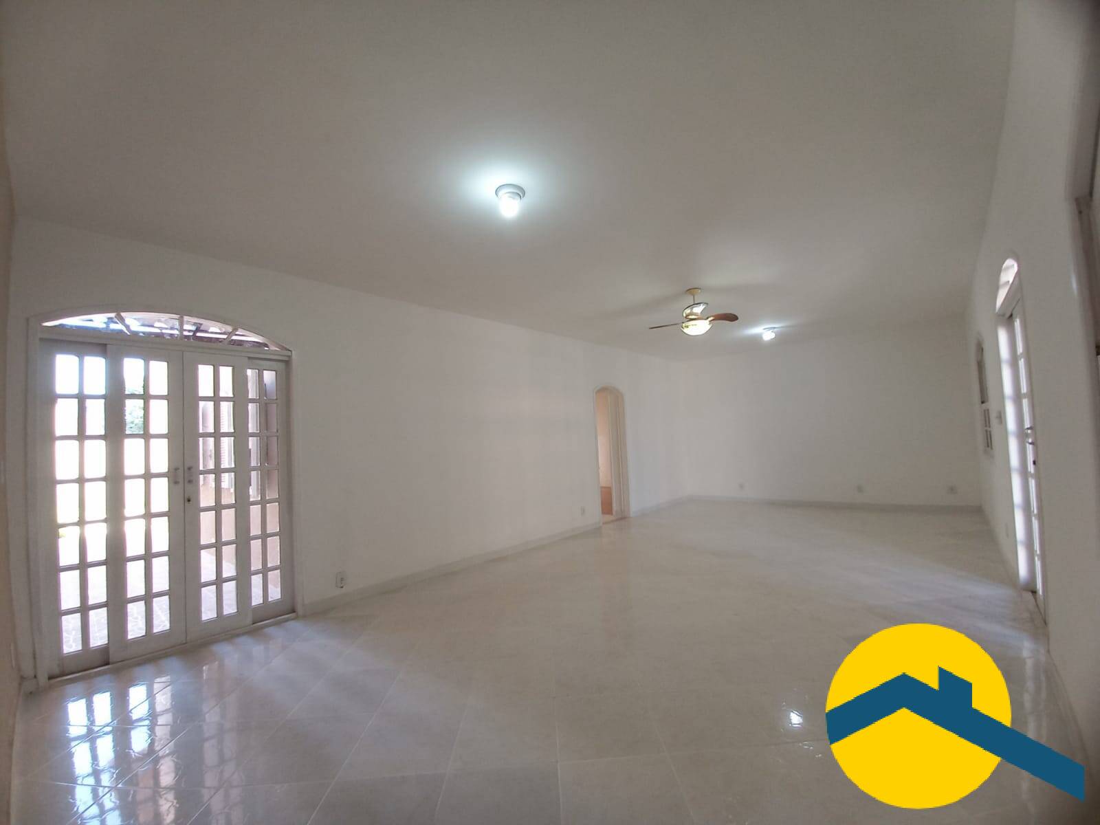 Casa linear vazia a venda em Piratininga - Niterói - Rio de Janeiro